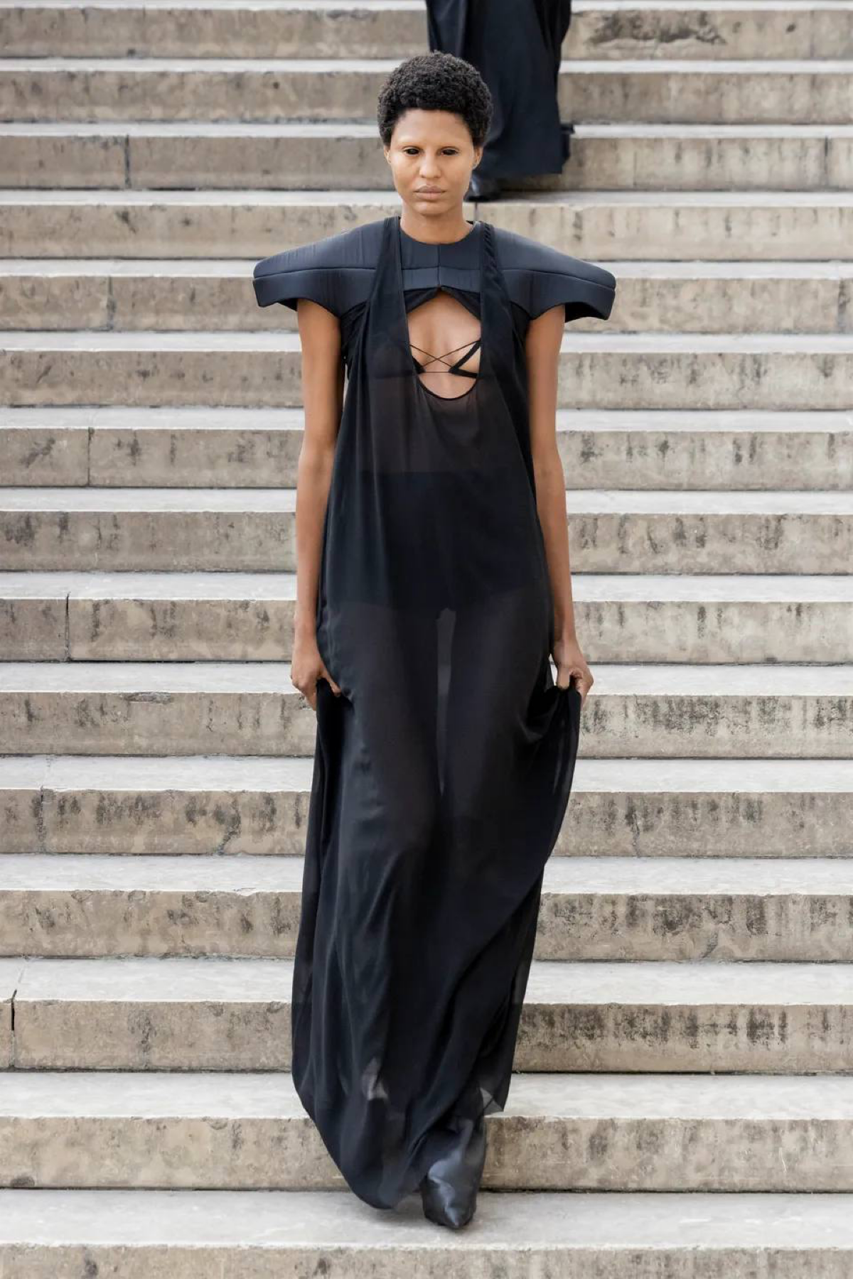 Rick Owens S/S 2026  Гламур и грязь. Искренность и тень 🧛🏻 | Сетка — социальная сеть от hh.ru
