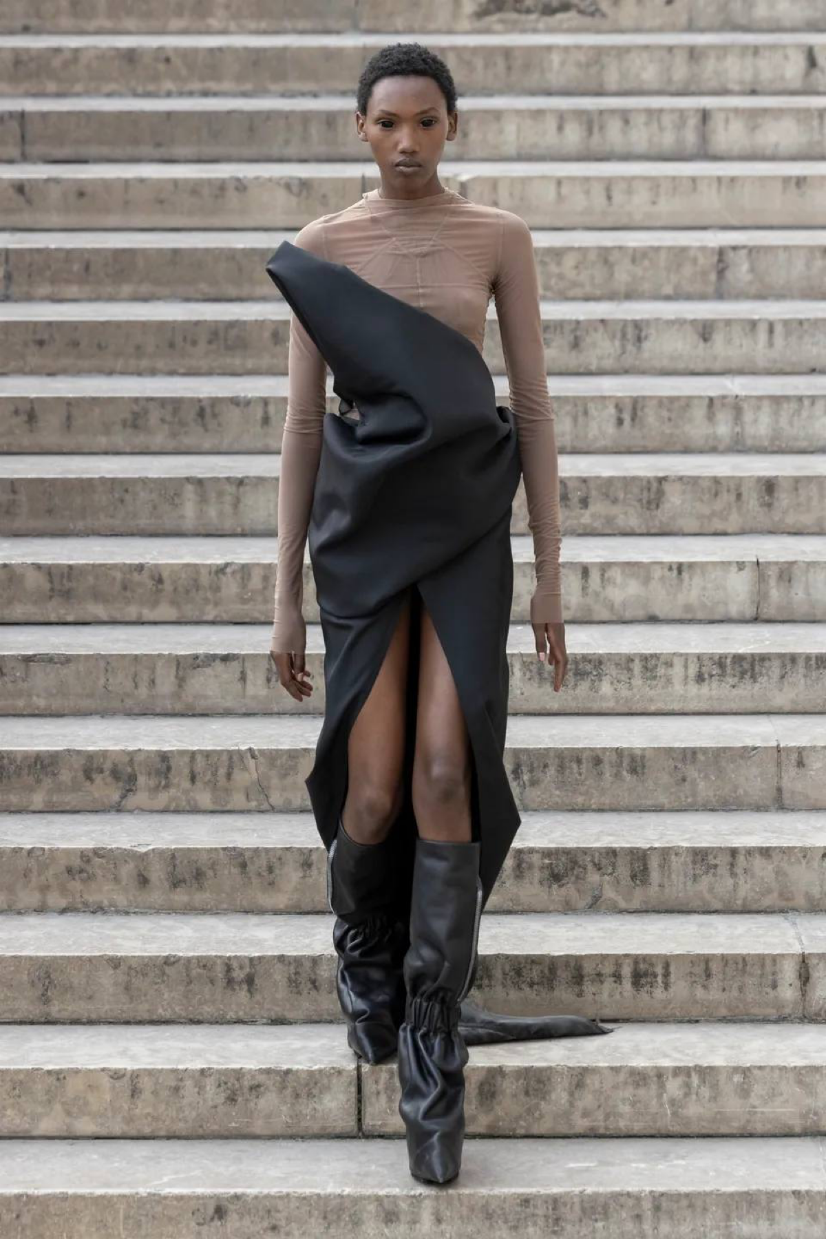 Rick Owens S/S 2026  Гламур и грязь. Искренность и тень 🧛🏻 | Сетка — социальная сеть от hh.ru