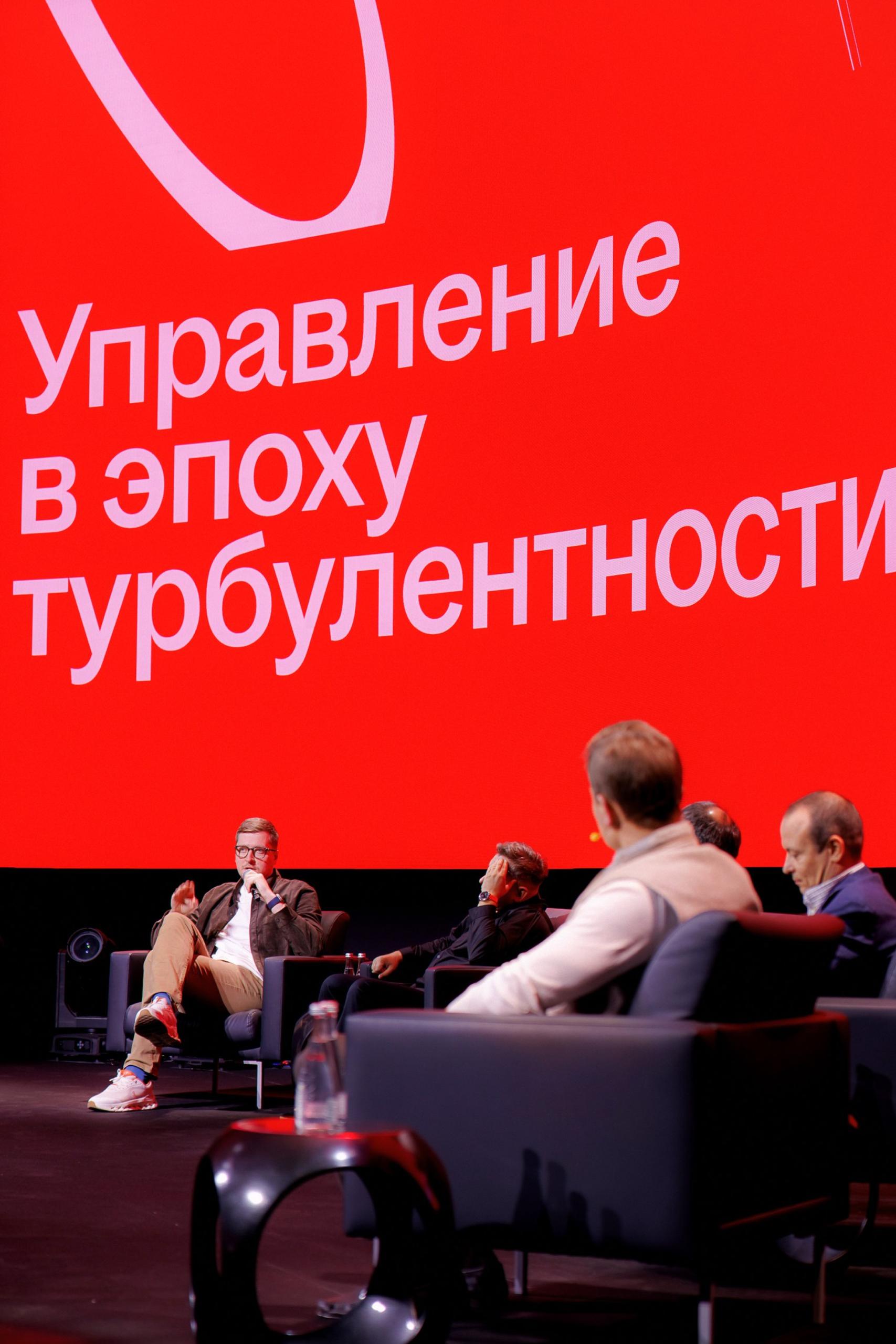 HeadHunter презентовал AI-ассистента для рекрутеров
🌟 Что случилось
HeadHunter провёл в Москве флагманскую конференцию для лидеров HR и бизнеса | Сетка — социальная сеть от hh.ru