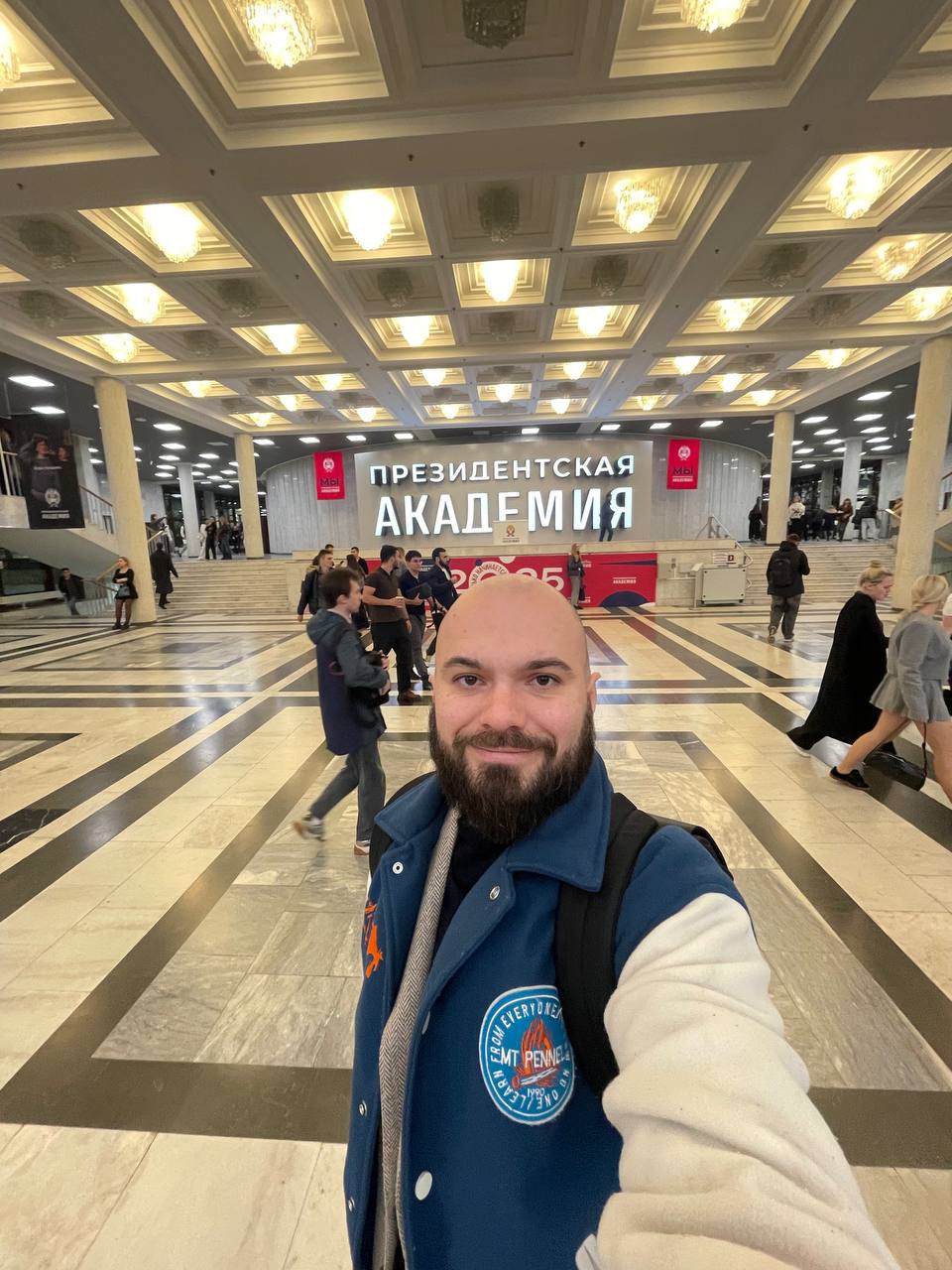 Сегодня стартанул первый модуль моего обучения на MBA.
На фото я спустя 8 часов теории по управленческой экономике. А впереди еще два дня по столько же | Сетка — социальная сеть от hh.ru