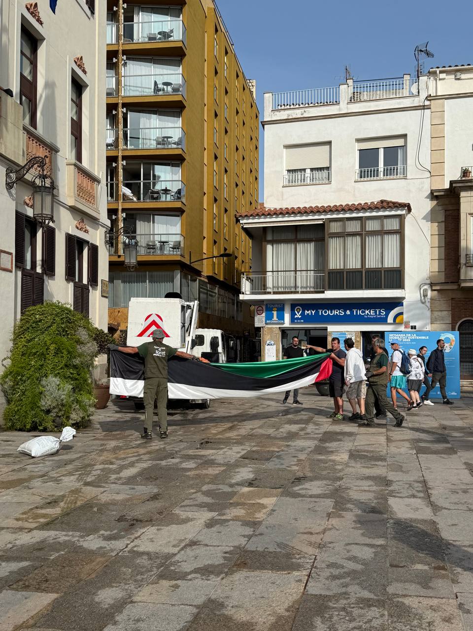 Вот такие флаги нынче на мэрии каталанского города Ллорет де Мар. Вещали сегодня при мне, аккуратно и самозабвенно.
Вообще Испания однозначна в своем выборе кого поддержать в данном вопросе | Сетка — социальная сеть от hh.ru