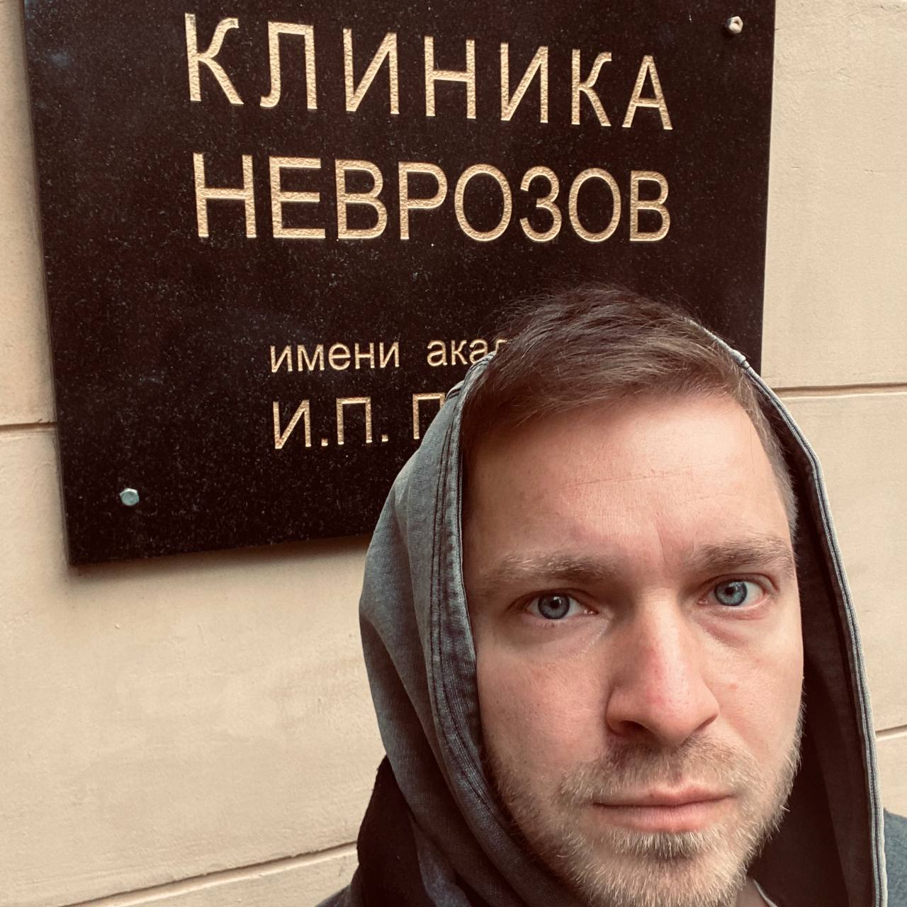 Вы когда-нибудь видели старых продактов?
Тех, отмеченных сединой и шрамами опыта, мудрецов, что сразу строят правильные процессы, раз в неделю причесывают бэклог и всегда, я повторяю, всегда берут зад... | Сетка — социальная сеть от hh.ru