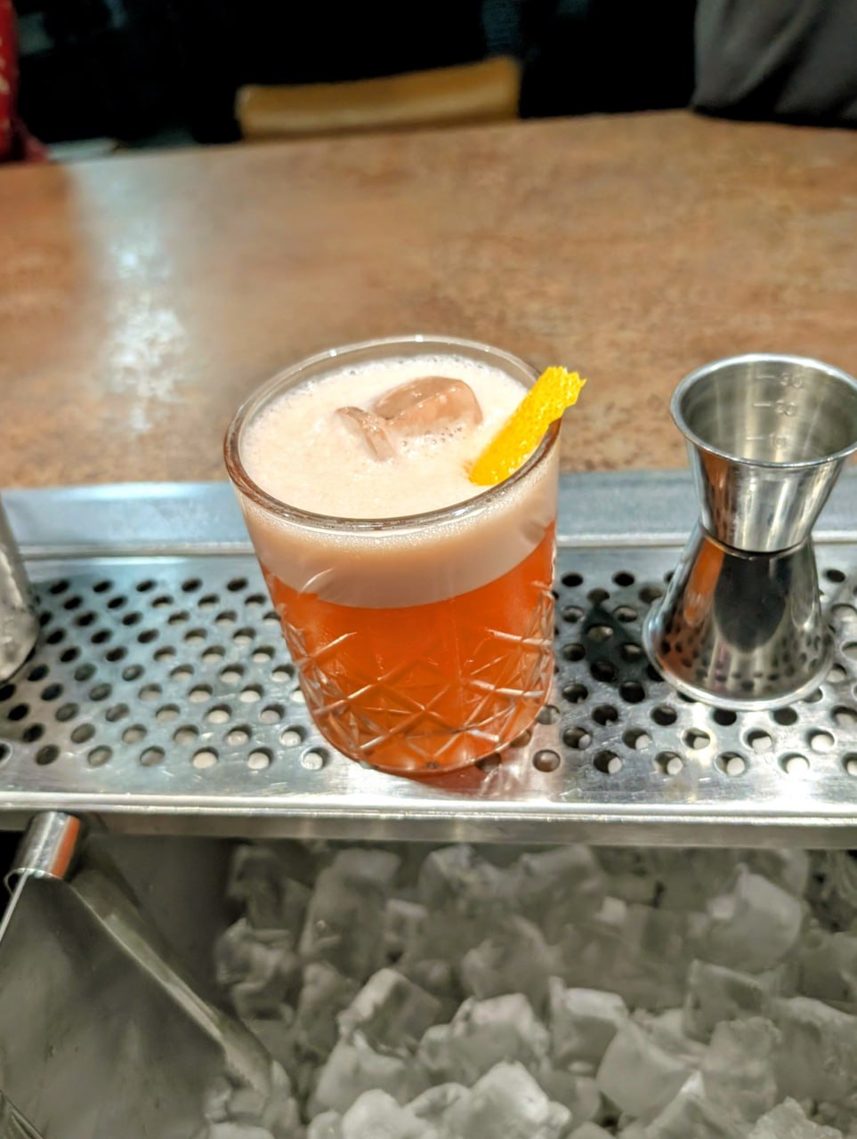 Коктейльный мастер-класс 🍸
Супруга, зная, как давно я хотел научиться красивой подаче напитков для вечерних трапез, подарила мне сертификат на мастер-класс по приготовлению коктейлей!
Только представь... | Сетка — социальная сеть от hh.ru