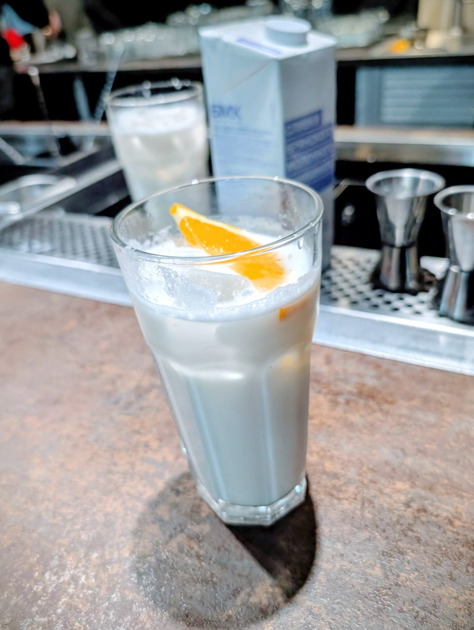 Коктейльный мастер-класс 🍸
Супруга, зная, как давно я хотел научиться красивой подаче напитков для вечерних трапез, подарила мне сертификат на мастер-класс по приготовлению коктейлей!
Только представь... | Сетка — социальная сеть от hh.ru