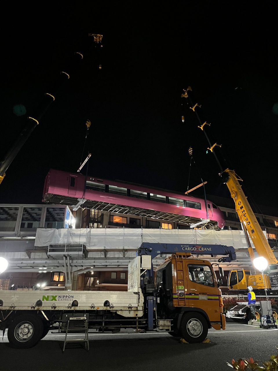 Новый ресторан Future Train Kyoto Diner & Cafe в Киото размещен в переоборудованных вагонах региональноых экспрессов Thunderbird | Сетка — социальная сеть от hh.ru
