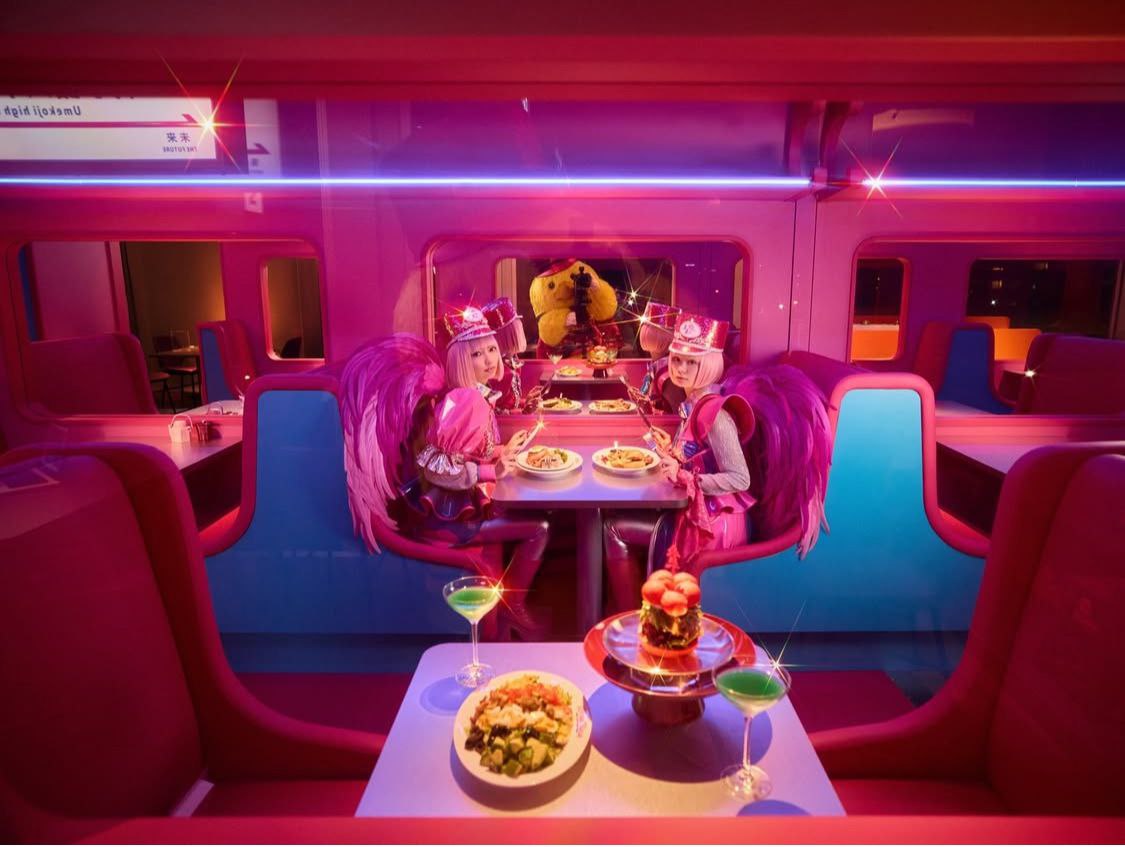 Новый ресторан Future Train Kyoto Diner & Cafe в Киото размещен в переоборудованных вагонах региональноых экспрессов Thunderbird | Сетка — социальная сеть от hh.ru