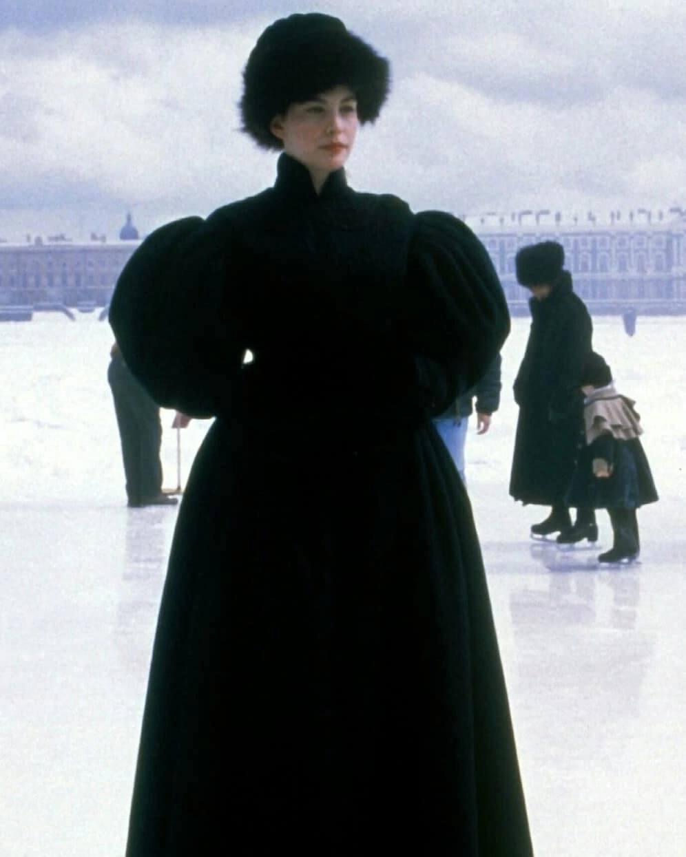 Онегин, 1988, Великобритания
До чего красивый фильм 💖
Произведение семейного масштаба:
Ральф Файнс — актер,
Магнус Файнс — композитор,
Марта Файнс — режиссер | Сетка — социальная сеть от hh.ru