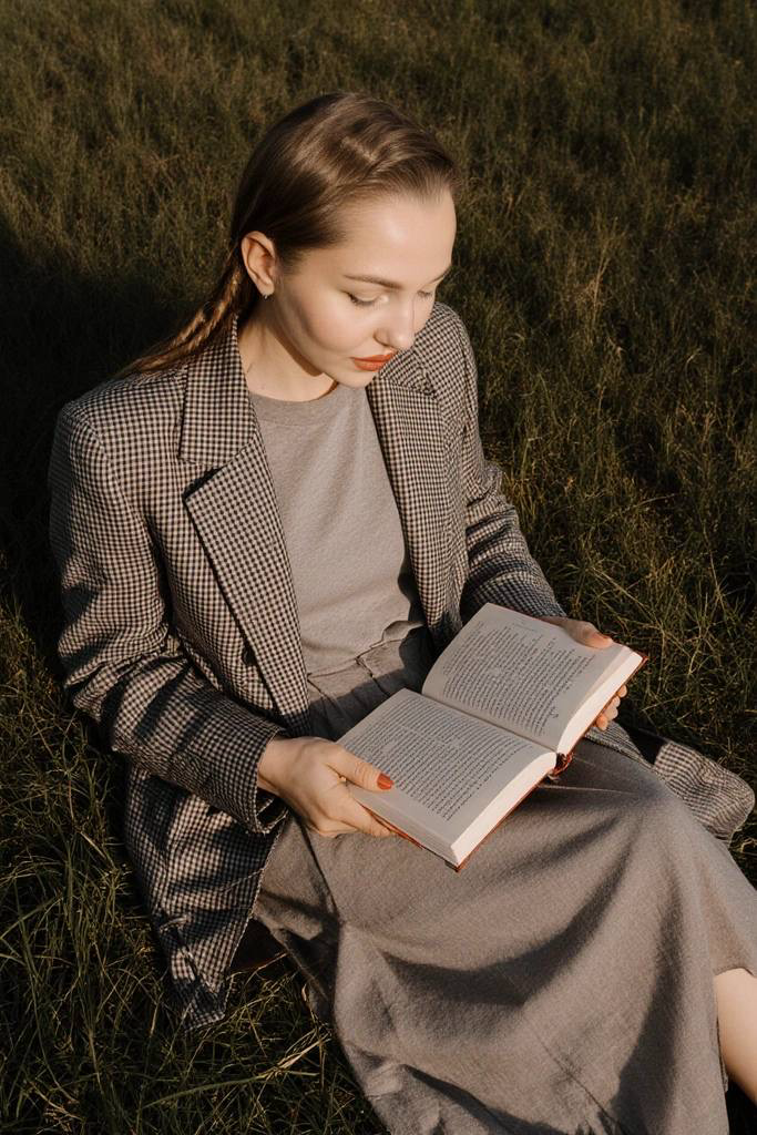 серия трендовых креативных
промтов для визуала и/или сторис | Сетка — социальная сеть от hh.ru