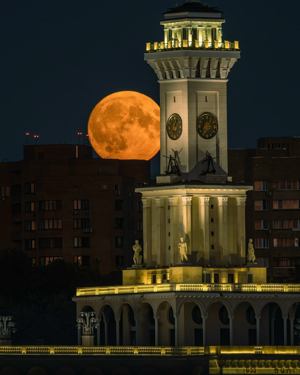 🌕Суперлуние можно будет увидеть 7 октября над Москвой
Астрологи предупреждают, что суперлуние окажет особенное влияние на Овнов, Весов, Раков и Козерогов — этих знаков ждут сильные эмоциональные вспле... | Сетка — социальная сеть от hh.ru