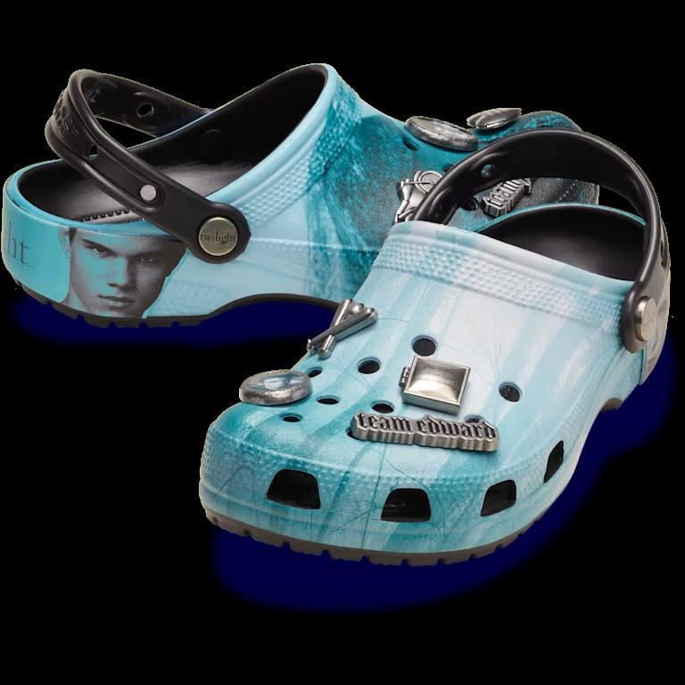 И ещё капельку о коллаборациях брендов: 18 ноября релиз совместки Crocs и «Сумерек». И там будет целых два вида клоггов | Сетка — социальная сеть от hh.ru