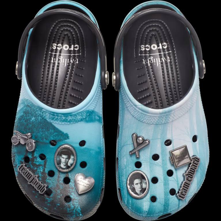 И ещё капельку о коллаборациях брендов: 18 ноября релиз совместки Crocs и «Сумерек». И там будет целых два вида клоггов | Сетка — социальная сеть от hh.ru