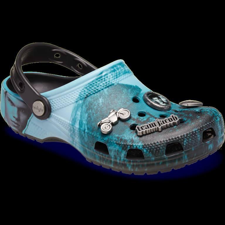 И ещё капельку о коллаборациях брендов: 18 ноября релиз совместки Crocs и «Сумерек». И там будет целых два вида клоггов | Сетка — социальная сеть от hh.ru