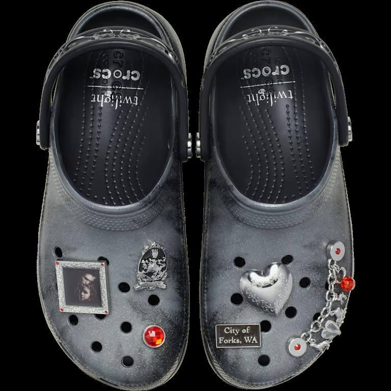 И ещё капельку о коллаборациях брендов: 18 ноября релиз совместки Crocs и «Сумерек». И там будет целых два вида клоггов | Сетка — социальная сеть от hh.ru