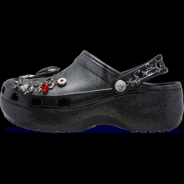 И ещё капельку о коллаборациях брендов: 18 ноября релиз совместки Crocs и «Сумерек». И там будет целых два вида клоггов | Сетка — социальная сеть от hh.ru