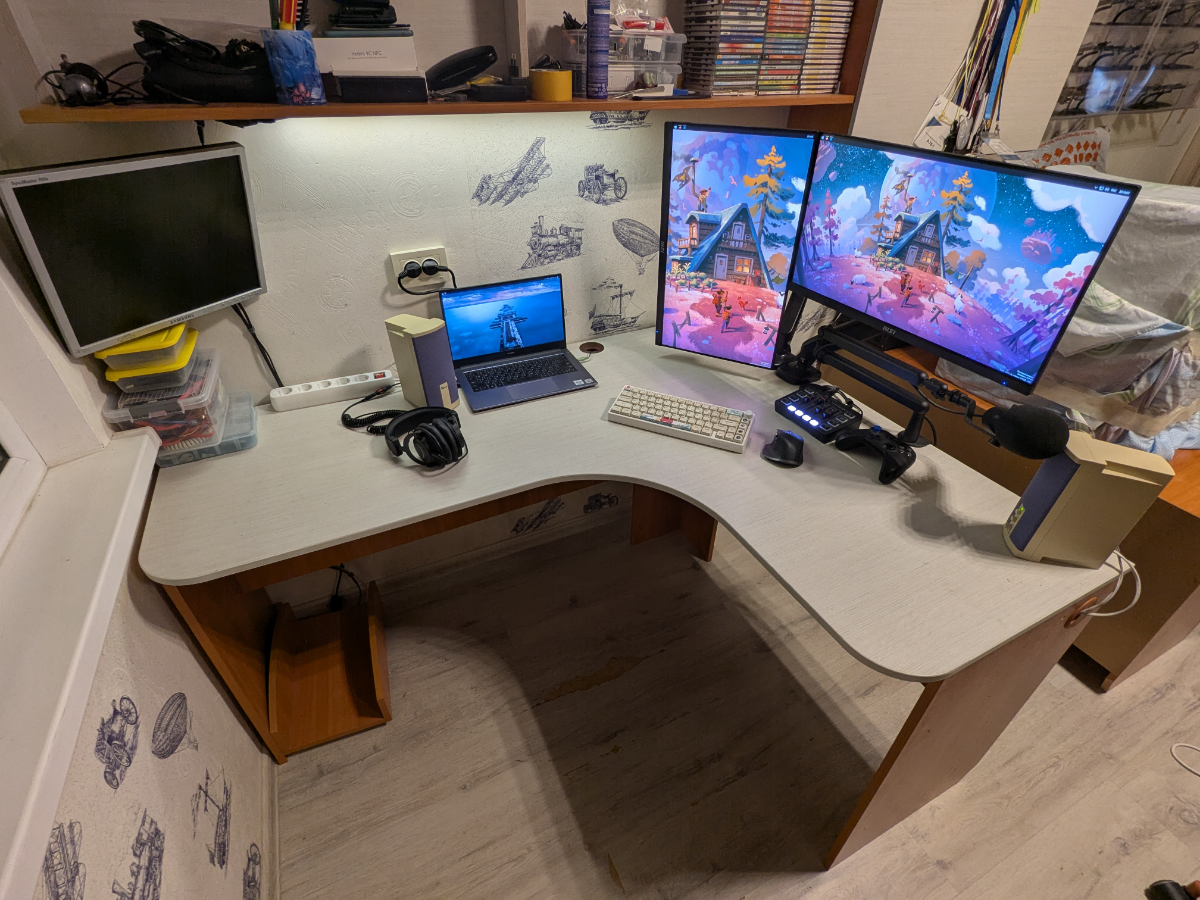 Вот чего мне не хватает в Сетке так это сообщества с названием DreamDesk или DeskSetup. Чтобы можно было закинуть свой рабочий стол, похвастаться, рассказать | Сетка — социальная сеть от hh.ru