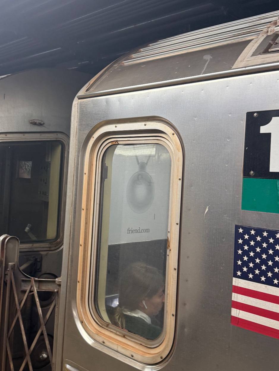 Последние дни моя лента в твиттере выглядит так
Само устройство ирл выглядит, кончено, не впечатляюще | Сетка — социальная сеть от hh.ru