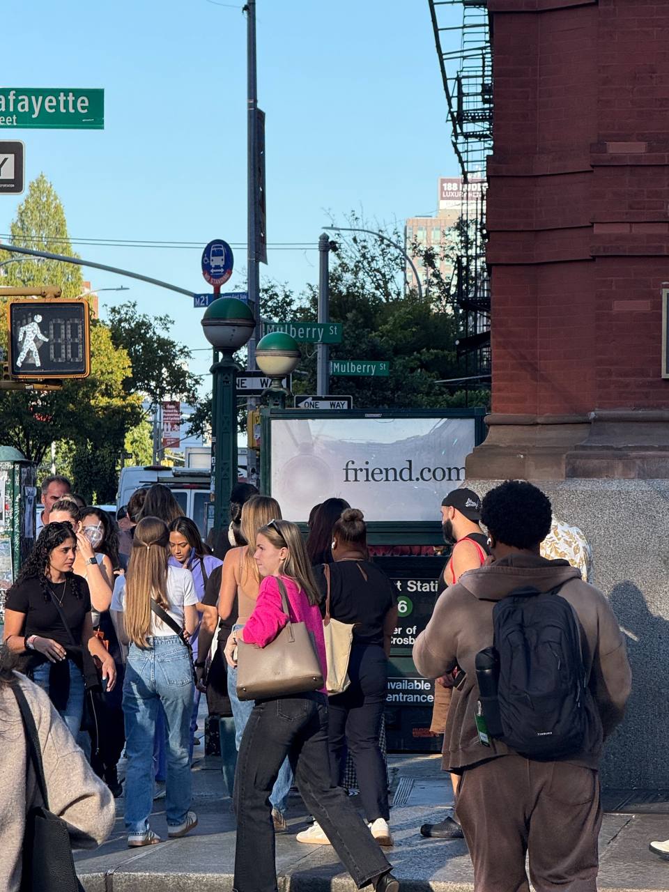 Последние дни моя лента в твиттере выглядит так
Само устройство ирл выглядит, кончено, не впечатляюще | Сетка — социальная сеть от hh.ru