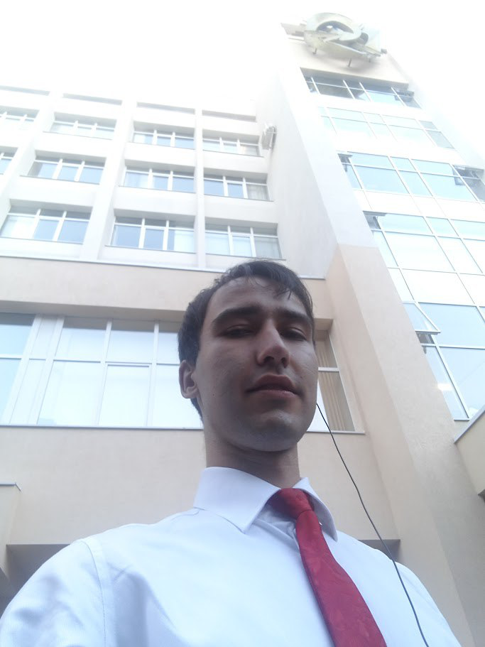 В далёком 2015 году я выхожу из корпуса медуниверситета в Казани, чтобы успеть на следующее занятие, и вижу любопытную картину | Сетка — социальная сеть от hh.ru