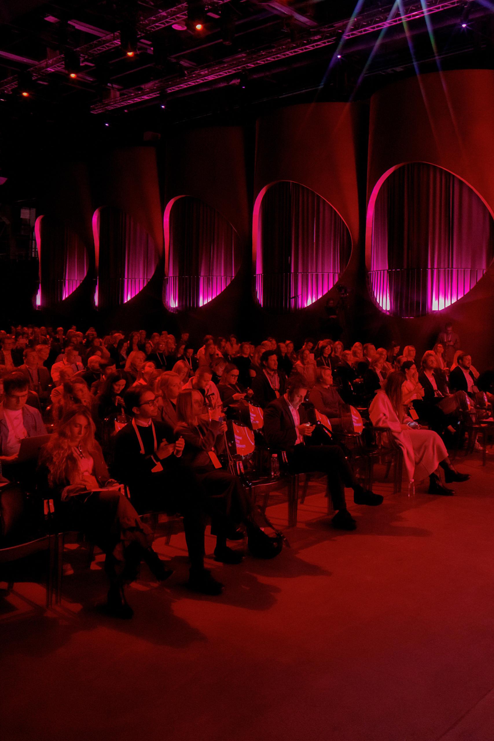 HeadHunter презентовал AI-ассистента для рекрутеров
🌟 Что случилось
HeadHunter провёл в Москве флагманскую конференцию для лидеров HR и бизнеса | Сетка — социальная сеть от hh.ru