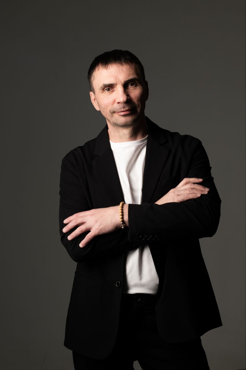 Миру нужен именно ты — настоящий.
Не аватар из соцсетей.
Не идеальный образ из фильтров.
Не «просветлённый гуру», который всё знает.
Не машина | Сетка — социальная сеть от hh.ru