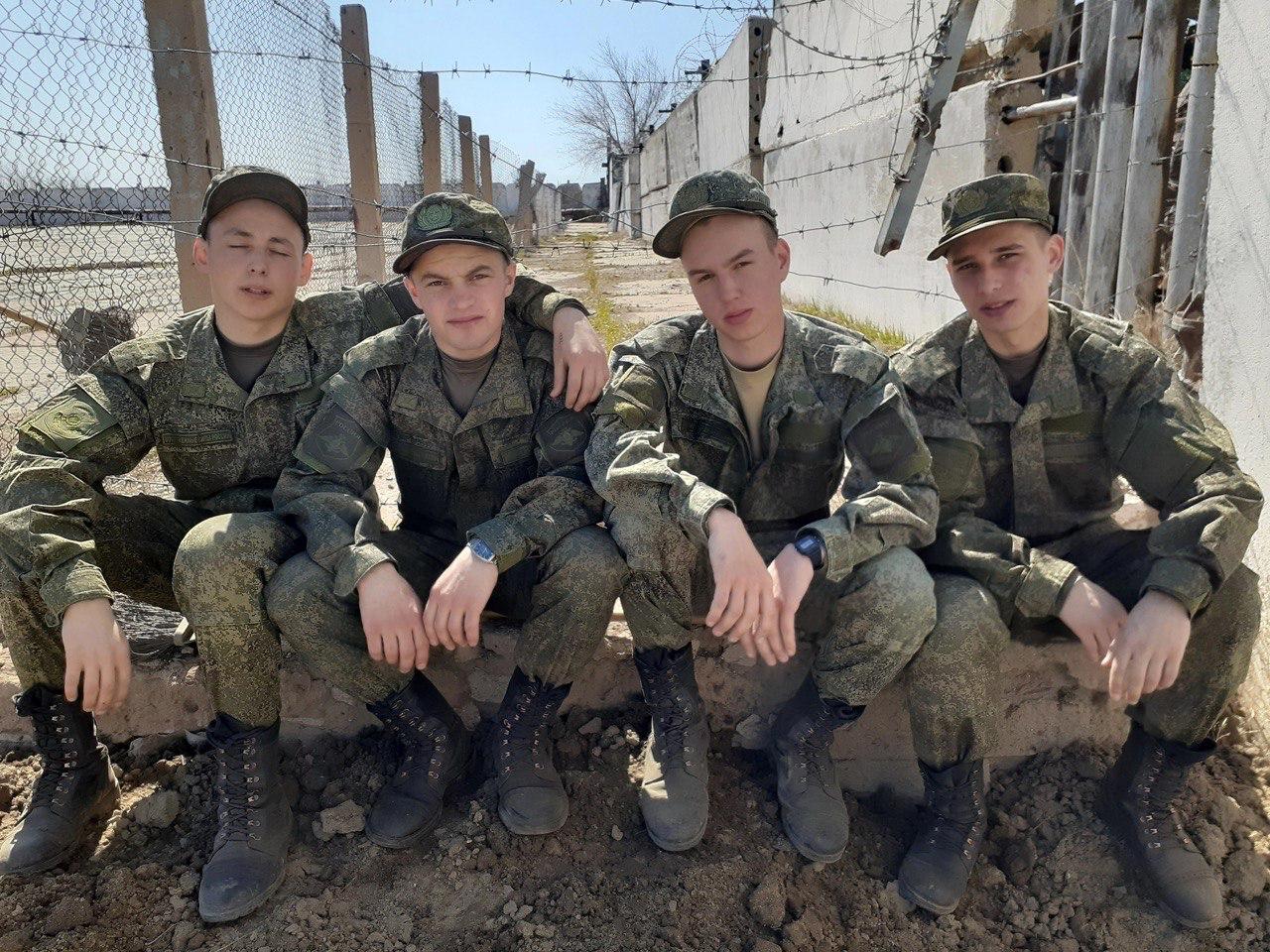 Когда мне было 20 лет, я вылетел из универа и военкомат пришел за моей душой)
Я, как и многие мужчины, кто прошел через срочную службу, вспоминаю это время с теплотой | Сетка — социальная сеть от hh.ru