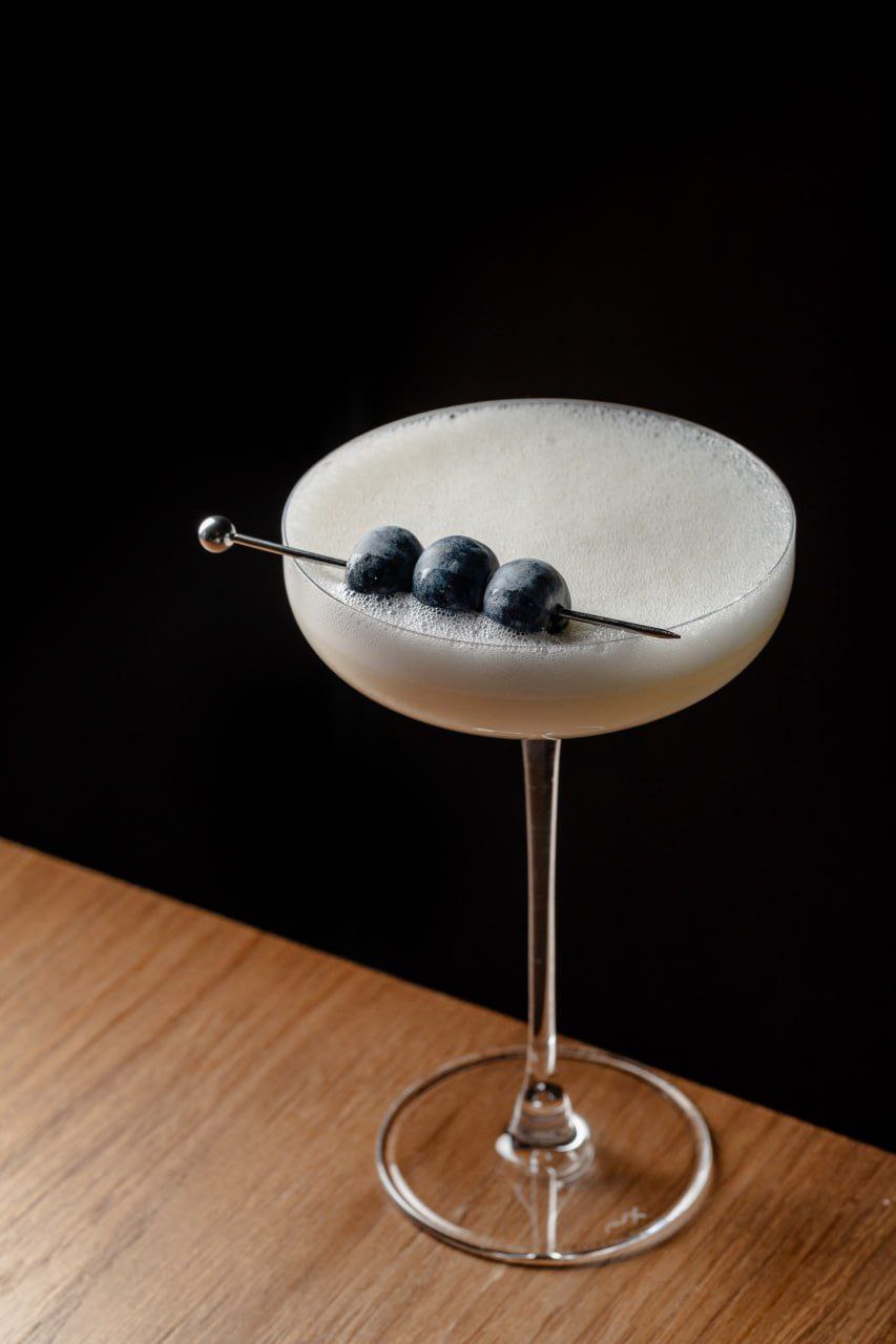 🍸 Ресторан Kira и интерьерный шоурум Galerie 46 представляют совместный авторский напиток от шеф-бармена Павла Боченкова | Сетка — социальная сеть от hh.ru