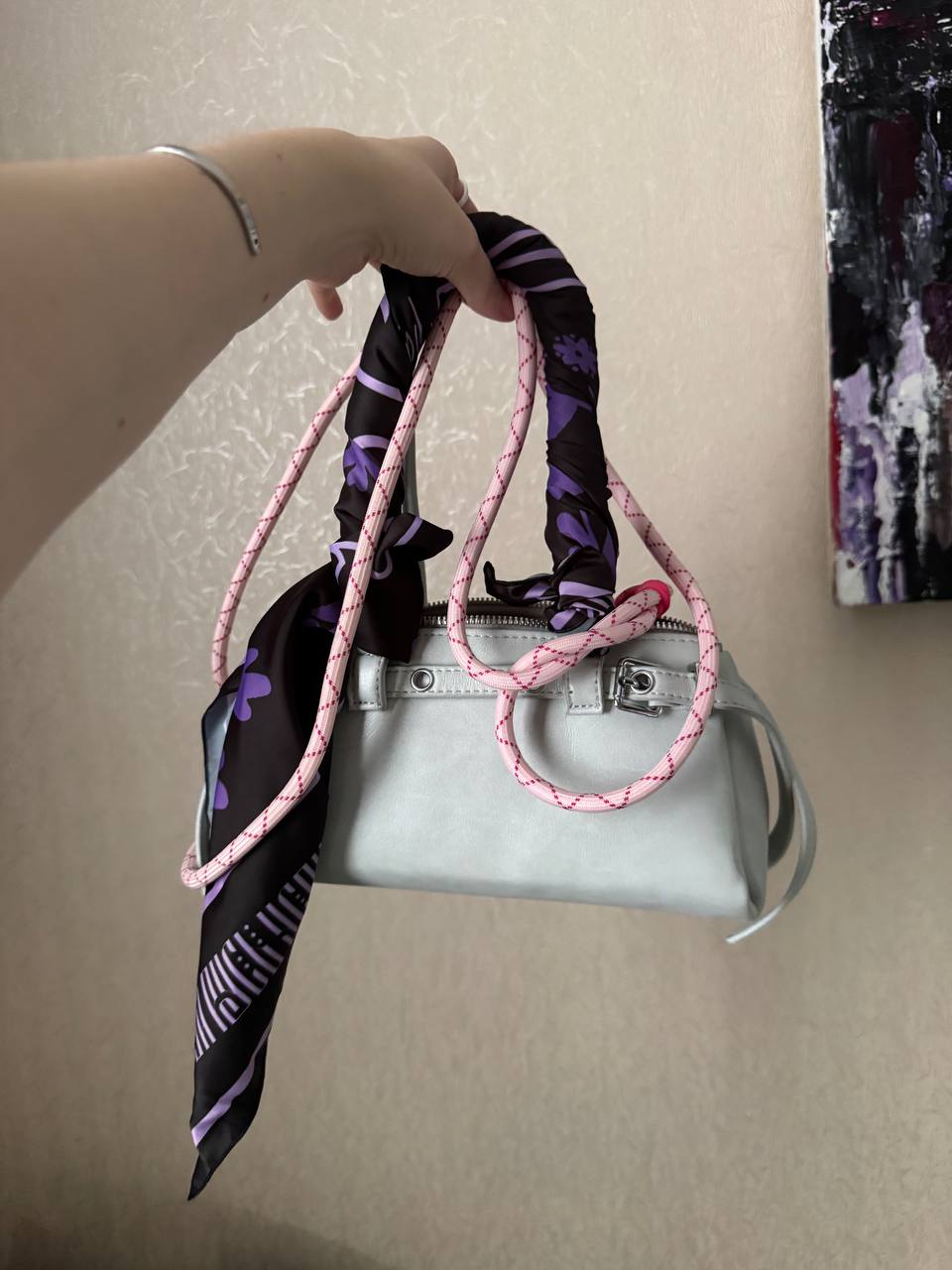 Я просто хвалюсь тем, что успела заполучить порцию мерча от моей Кати❤️
Обвес с лошадкой, лимитированный брелок с Д-в. в Казани и платок с лошадками «за Русь усрусь» и сумка по РадисткаКэтовски готова | Сетка — социальная сеть от hh.ru
