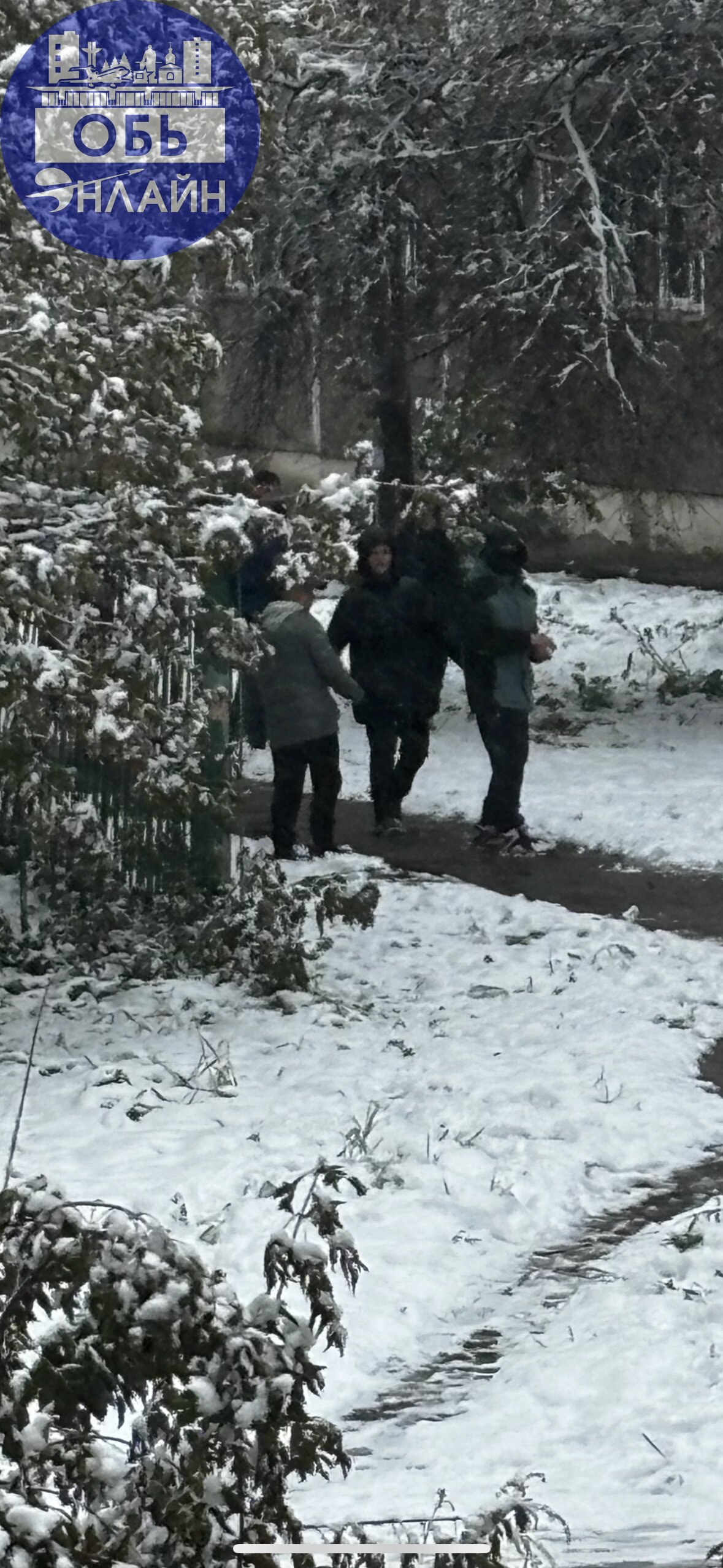 ↗ Вот это прекрасное поколение бросало снег в окна домов 19 и 20
На домах есть камеры, все записано
Еще раз увижу вас , эти видео и фото будут у ПДН!
Родители, займитесь воспитанием своих детей, мат н... | Сетка — социальная сеть от hh.ru