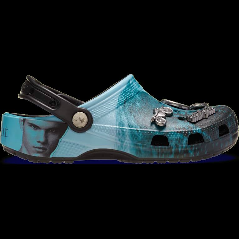 АААА! Коллаба Crocs и СУМЕРЕК выйдет 18 ноября! По такому случаю кроксы выпустили два вида обуви:
🍕 Классические клогги, которые можно надевать ВСЕМ фанатам и Эдварда, и Джейкоба, потому что на левом ... | Сетка — социальная сеть от hh.ru