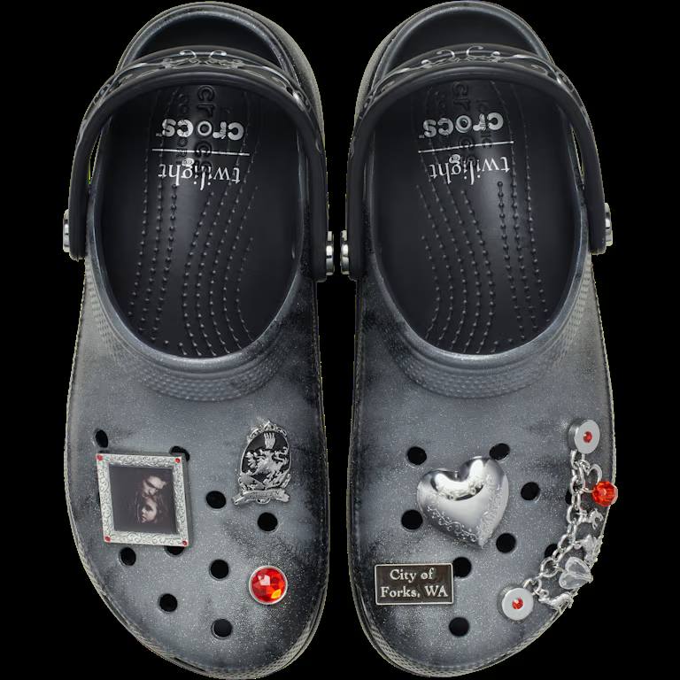АААА! Коллаба Crocs и СУМЕРЕК выйдет 18 ноября! По такому случаю кроксы выпустили два вида обуви:
🍕 Классические клогги, которые можно надевать ВСЕМ фанатам и Эдварда, и Джейкоба, потому что на левом ... | Сетка — социальная сеть от hh.ru