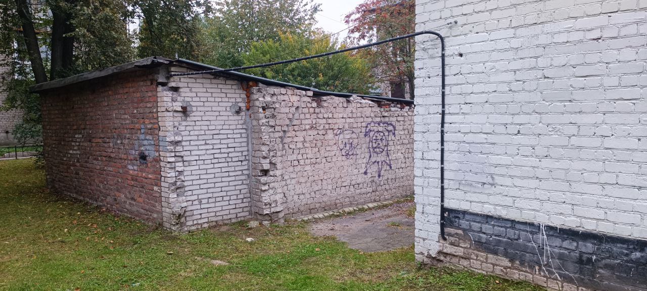 🚶‍♂️ Гулял сегодня во дворе — вот что заметил!
Справа типичная ТПшка, а слева — обычный кирпичный гараж.
Всё бы ничего, но в этот гараж ведёт свежий и довольно подозрительный кабель | Сетка — социальная сеть от hh.ru