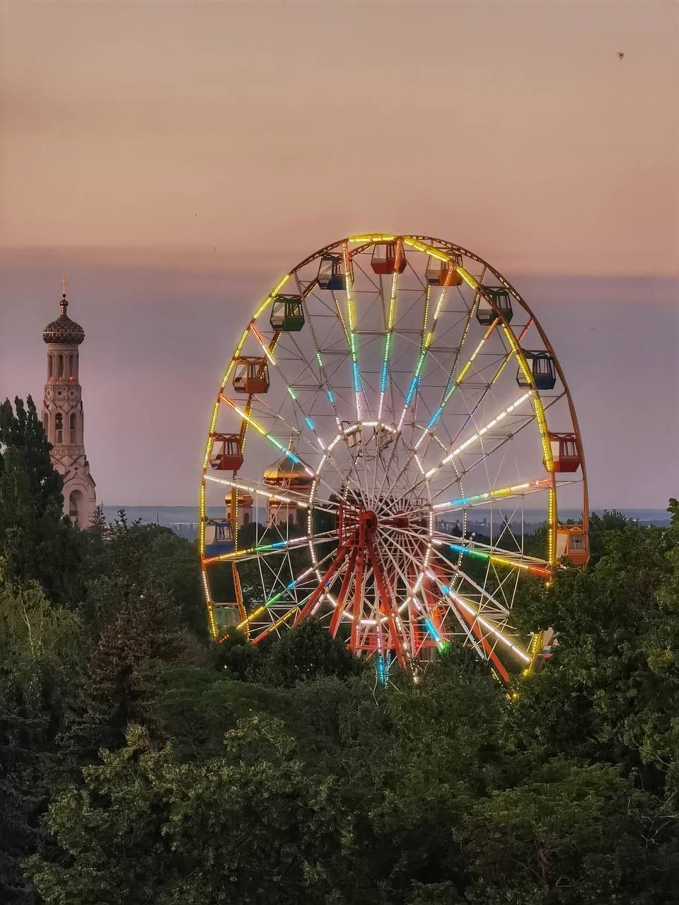 🎡 Колесо обозрения в Ставрополе
Благодарят видам на центр города, открывающимся из кабинки - один из любимейших аттракционов у жителей и гостей города | Сетка — социальная сеть от hh.ru