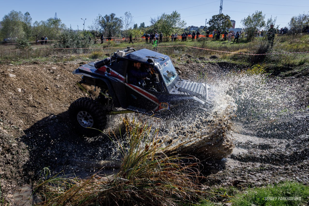 🏎 Кисловодск - это не только минералка и променад по центру
В Кисловодске можно увидеть гонки внедорожников - уворачиваясь от летящих во все стороны комьев грязи и брызг воды | Сетка — социальная сеть от hh.ru