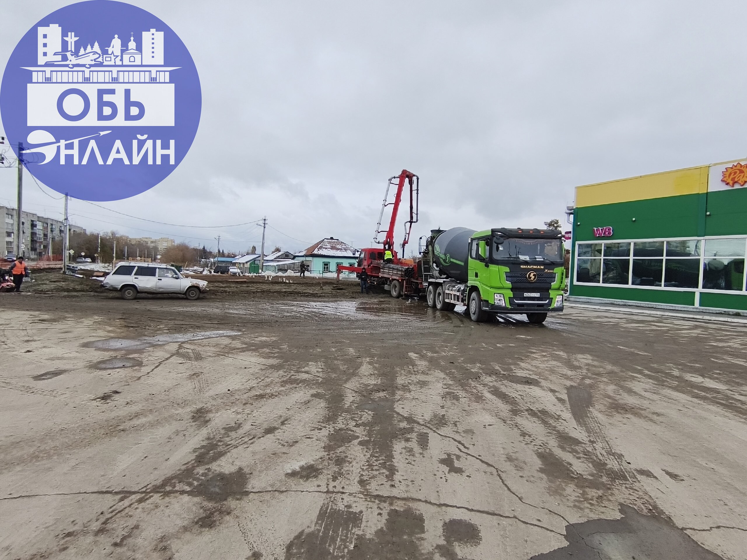 ↗ Администрация обратите внимание на стройку в геодезии возле Марии Ра. Почему развезли такую грязь? Сфотографировал один выезд, на втором такая же ситуация. Просто об..... ли всё вокруг | Сетка — социальная сеть от hh.ru