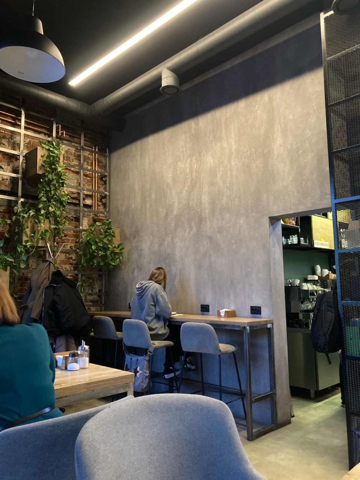 «Пространство» — уютная кофейня в центре Иркутска с вайбом питерских «Подписных». Все те же полки с книгами и хороший кофе, только в более камерном формате | Сетка — социальная сеть от hh.ru