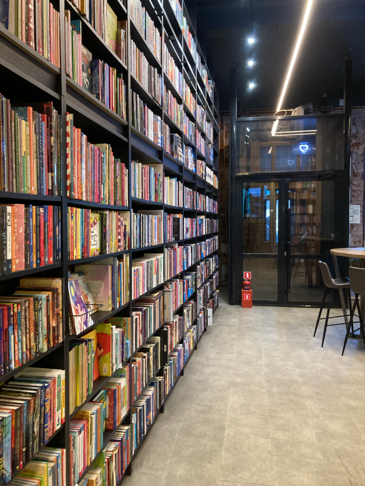 «Пространство» — уютная кофейня в центре Иркутска с вайбом питерских «Подписных». Все те же полки с книгами и хороший кофе, только в более камерном формате | Сетка — социальная сеть от hh.ru