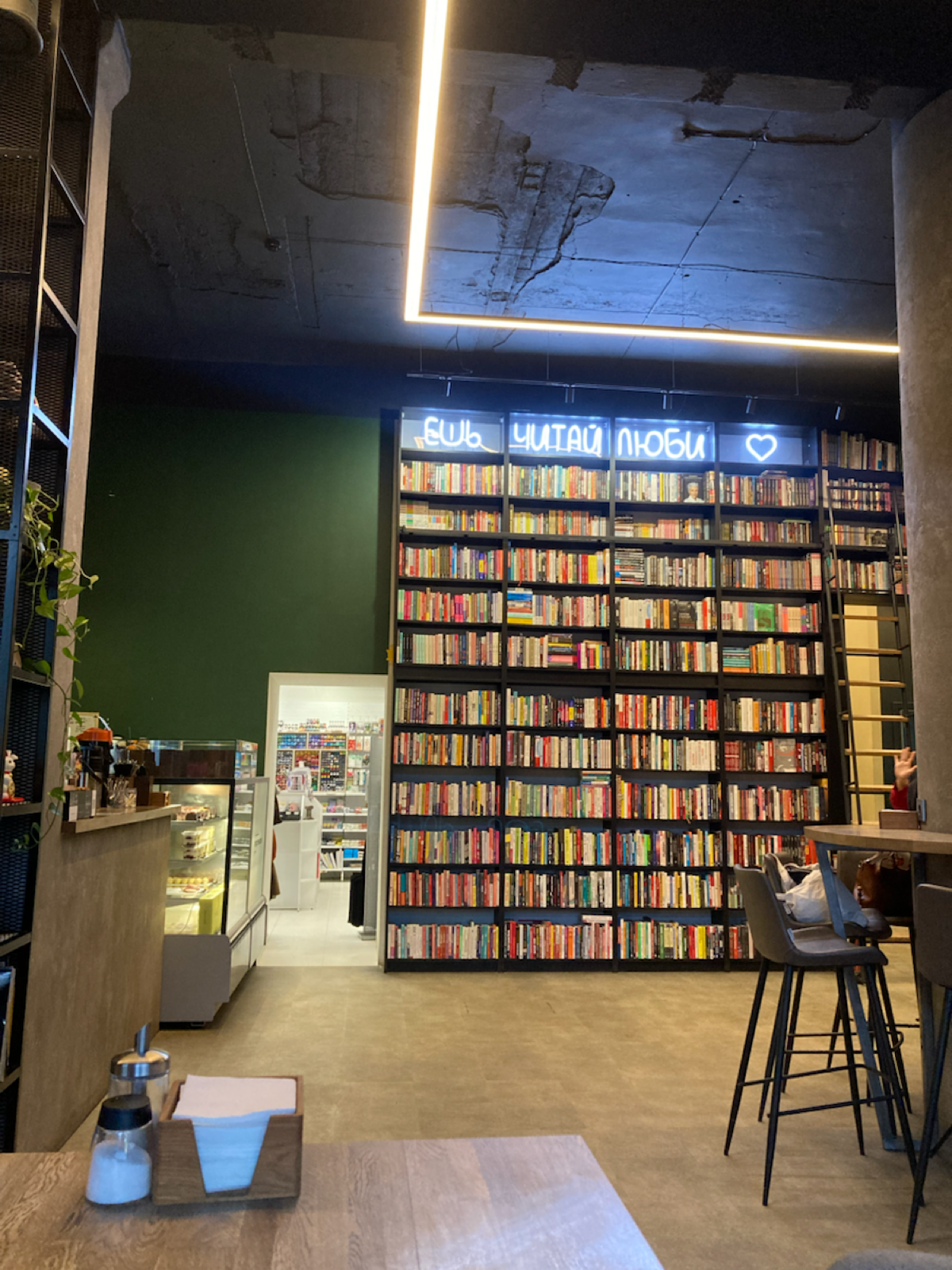«Пространство» — уютная кофейня в центре Иркутска с вайбом питерских «Подписных». Все те же полки с книгами и хороший кофе, только в более камерном формате | Сетка — социальная сеть от hh.ru