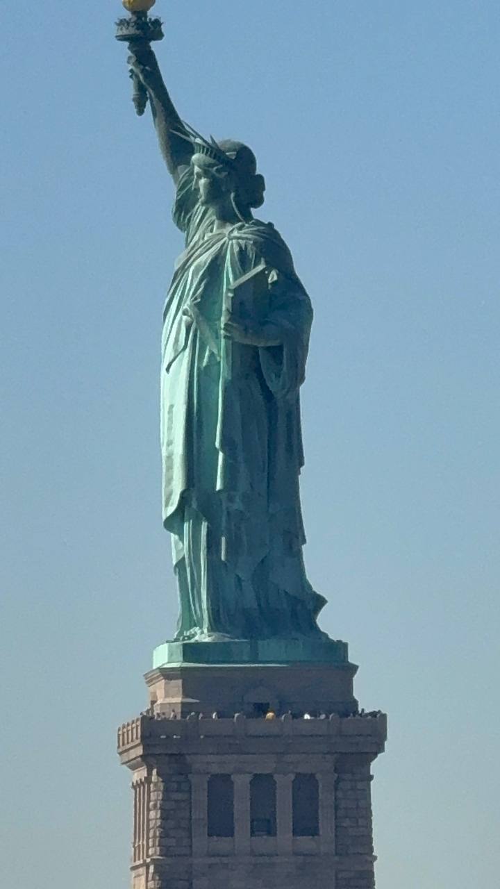 Нет времени ничего писать, я в Нью-Йорке🤩📞
Тут много выкладывать не буду, миллион фоток можно посмотреть в инсте (запрещенная сеть) @annsergeevna | Сетка — социальная сеть от hh.ru