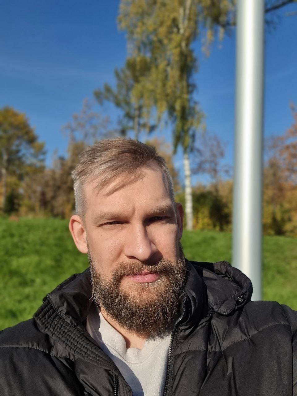 Сегодня мне 40.
Когда я родился, на Вятке шел снег. Сегодня впервые за все мои 40 ле  впервые на Вятке солнце в этот день и +15. Такими темпами к полтиннику, край к 60, будем пальмы выращивать | Сетка — социальная сеть от hh.ru