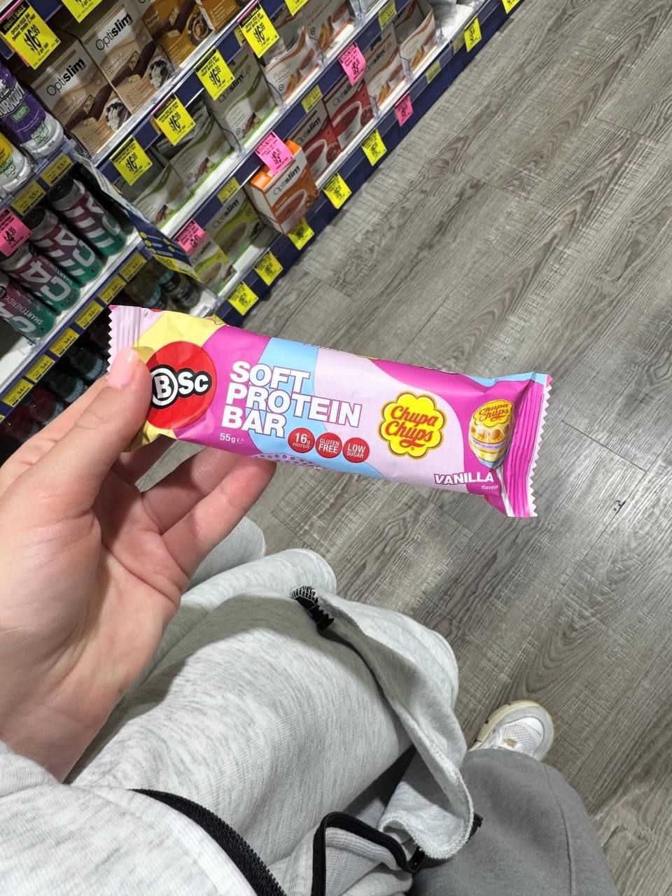 В сети собрали подборку сладостей и продуктов, которые есть только в Австралии. Из необычного: молоко для КОШЕК, кола без сахара и без кофеина, протеиновый батончик Чупа-Чупс, кофейный Сникерс | Сетка — социальная сеть от hh.ru