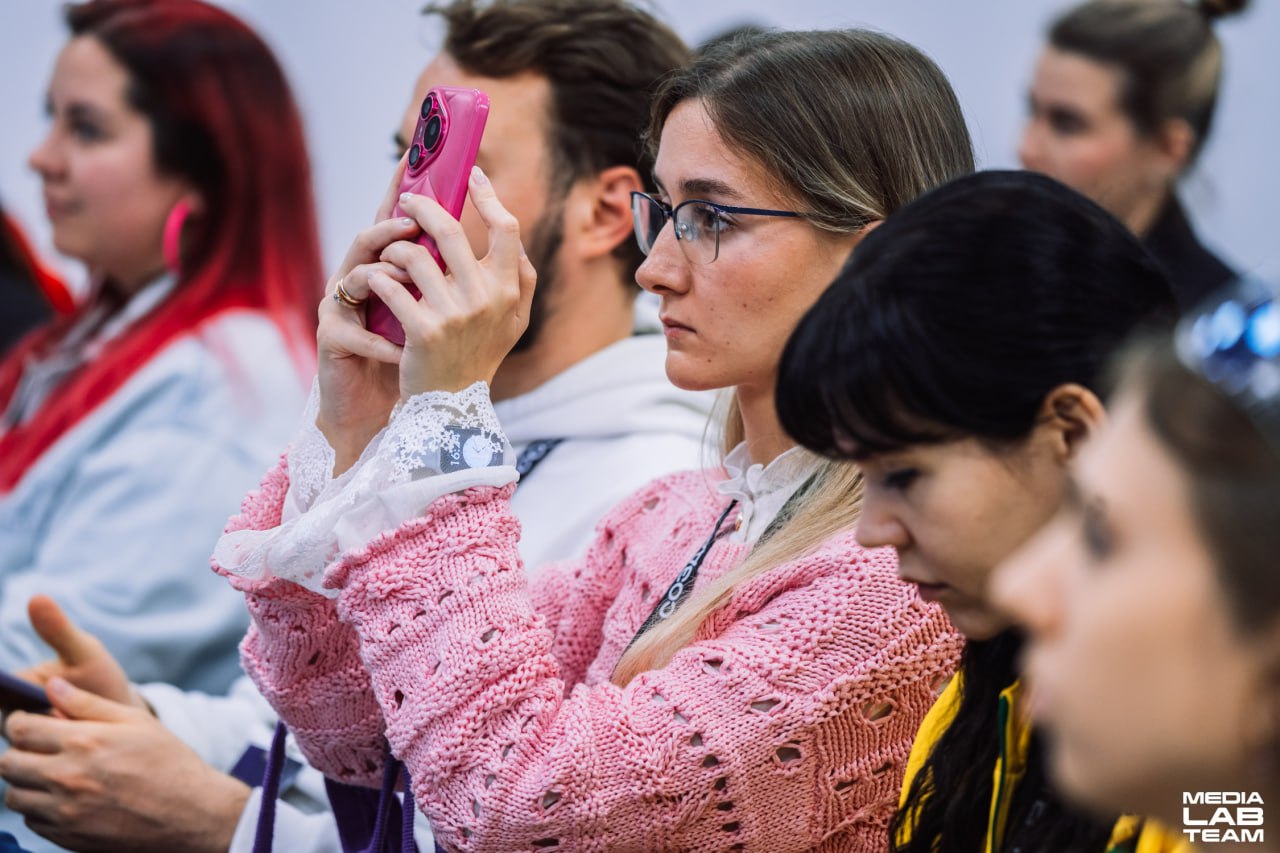 🔥 Фотографии второго дня MEDIALABFEST — вот они, горяченькие, с пылу с жару!
〰〰〰〰〰〰〰〰〰〰
MEDIALABFEST → Код современности 🌐
В этом посте были ссылки, но мы их удалили по правилам Сетки | Сетка — социальная сеть от hh.ru