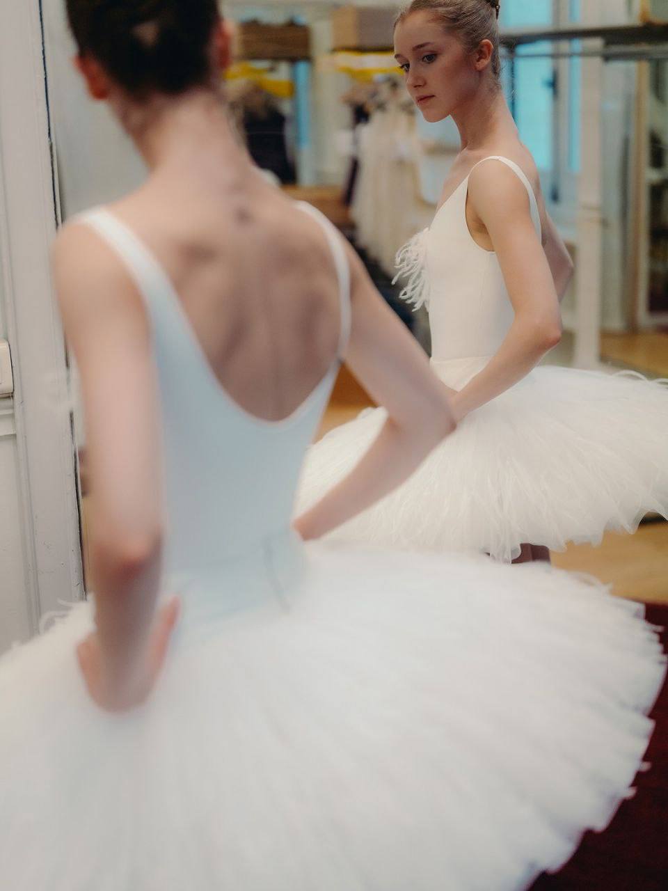 Вчерашний показ CHANEL открылся под музыку Чайковского.
Те самые первые аккорды «Щелкунчика» — и зал будто замер.
Не случайно именно эта музыка | Сетка — социальная сеть от hh.ru