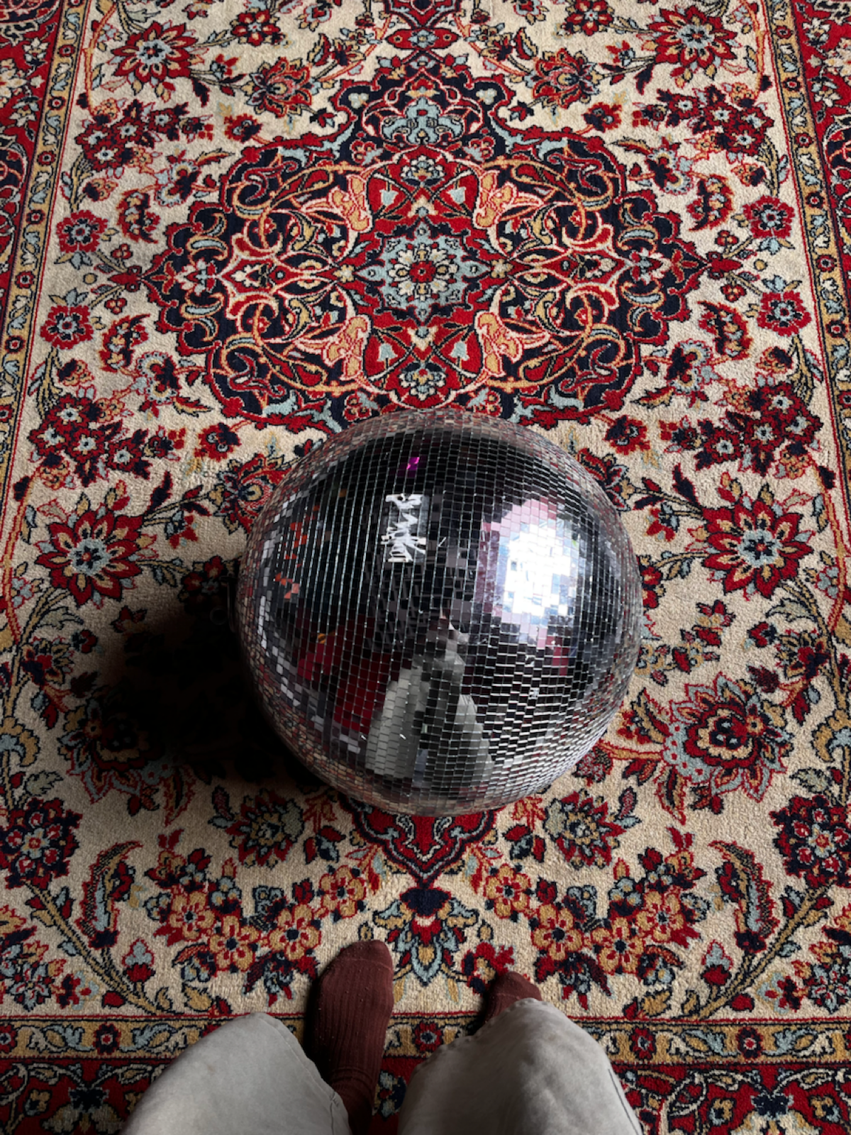 Привет, друзья!
Сегодня работаю в душу Наружу, тут как всегда приятный, захватывающий вайб, приятный саунд и зеркальный шар ковре!
Пока ехал вернулся к размышлениям, как же возможно уместить все, что ... | Сетка — социальная сеть от hh.ru