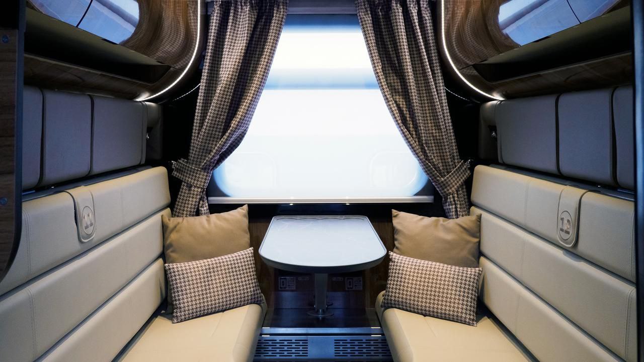 🚄 Отдых в стиле лакшери
РЖД запустили новые комфортные СВ-вагоны с душем, феном и двухметровыми полками — в купе также есть утюг и гладильная доска | Сетка — социальная сеть от hh.ru