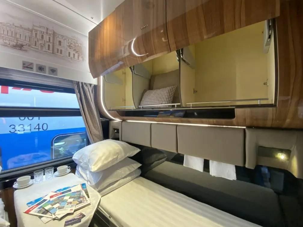 🚄 Отдых в стиле лакшери
РЖД запустили новые комфортные СВ-вагоны с душем, феном и двухметровыми полками — в купе также есть утюг и гладильная доска | Сетка — социальная сеть от hh.ru