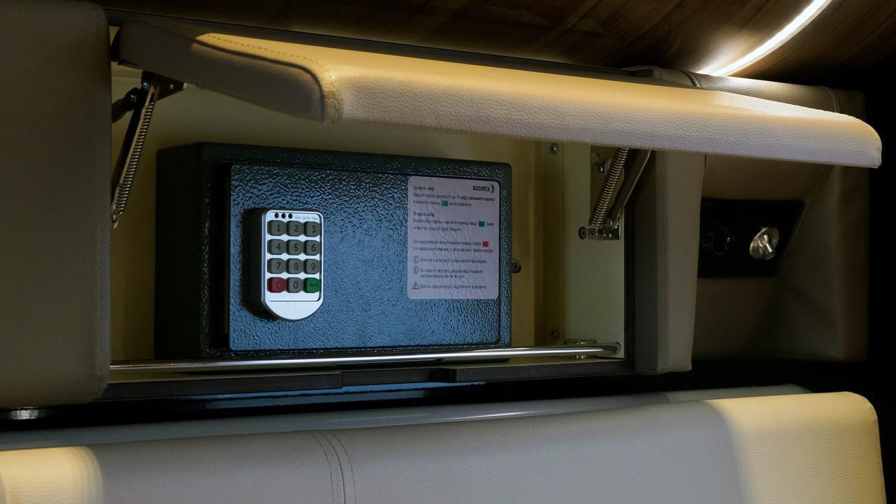 🚄 Отдых в стиле лакшери
РЖД запустили новые комфортные СВ-вагоны с душем, феном и двухметровыми полками — в купе также есть утюг и гладильная доска | Сетка — социальная сеть от hh.ru