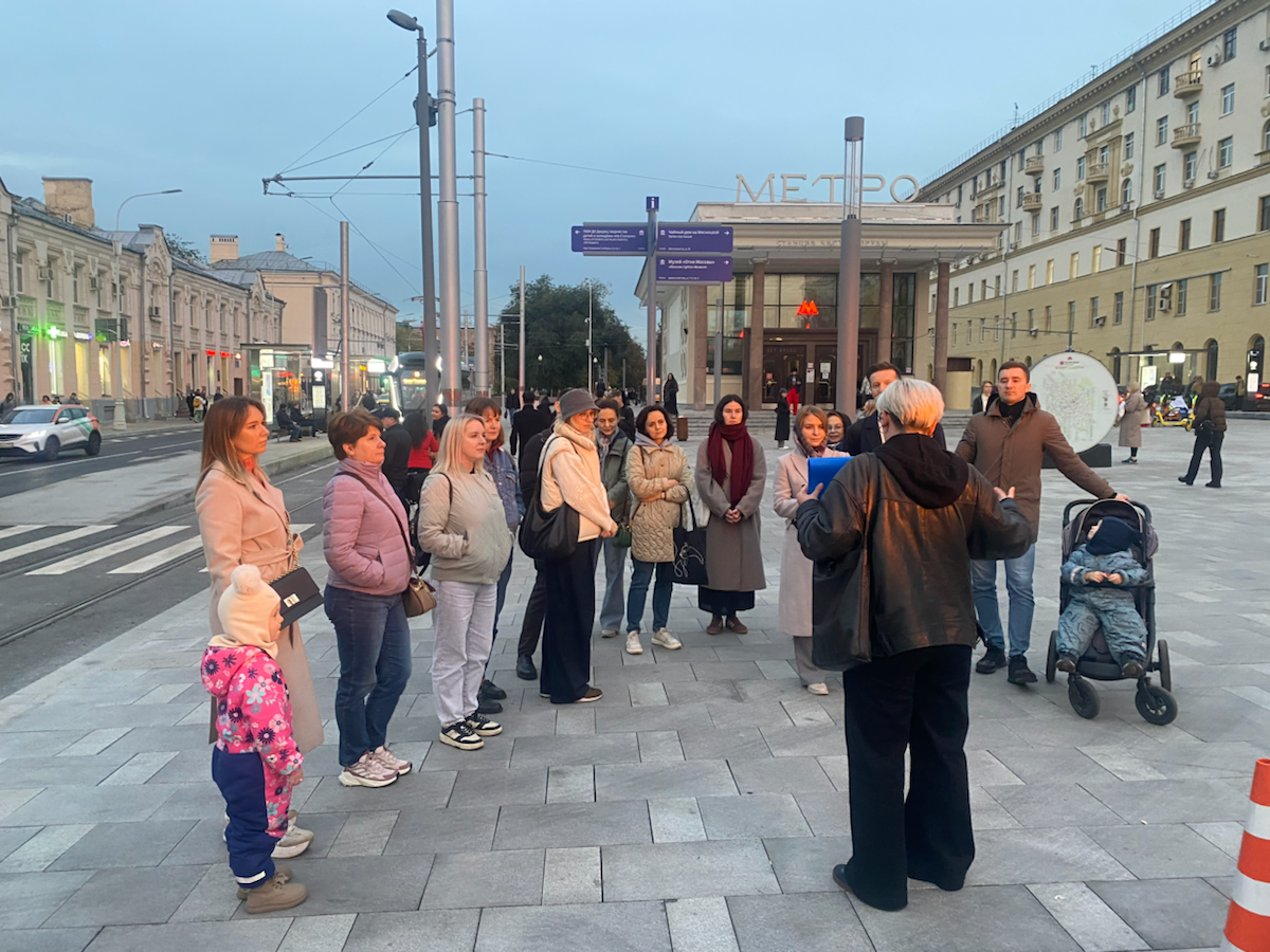 🍂 Завершили сезон корпоративных пеших экскурсий в этом году.
Финальную прогулку провели по атмосферным переулкам на Чистых (Поганых) прудах.
Спасибо гидам и команде Туризм | Сетка — социальная сеть от hh.ru