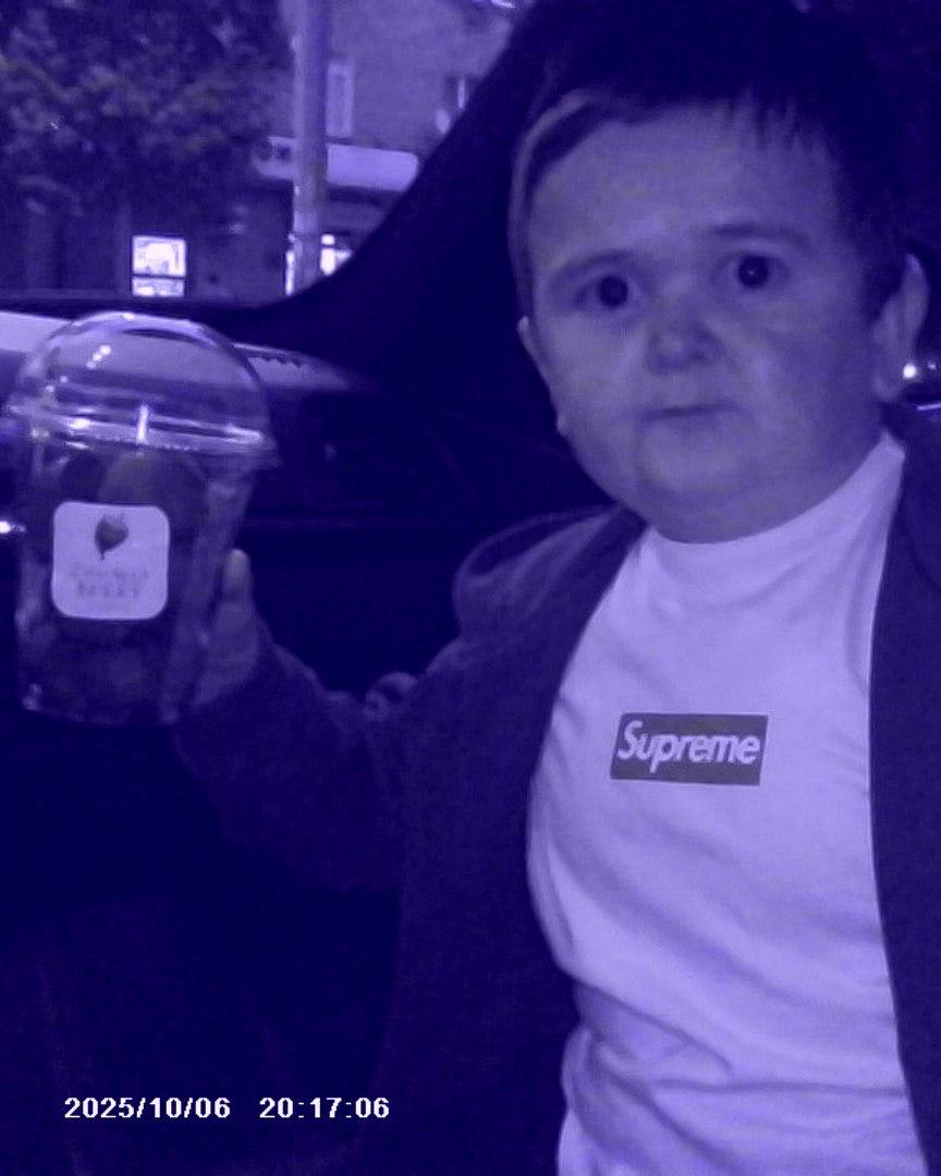 Хасбик стал рекламным лицом бренда Supreme.
Его фотографии появились в официальном аккаунте Instagram* бренда. Инфлюенсер анонсировал брелок-камеру, которая выйдет 9 октября | Сетка — социальная сеть от hh.ru