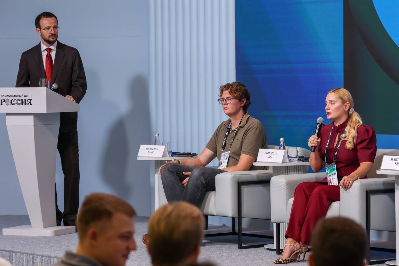 Премьер-лига в бизнесе
Представьте, что вы играете в футбол: сначала во дворе, потом начинаете участвовать в городских соревнованиях. Потихоньку, потихоньку | Сетка — социальная сеть от hh.ru