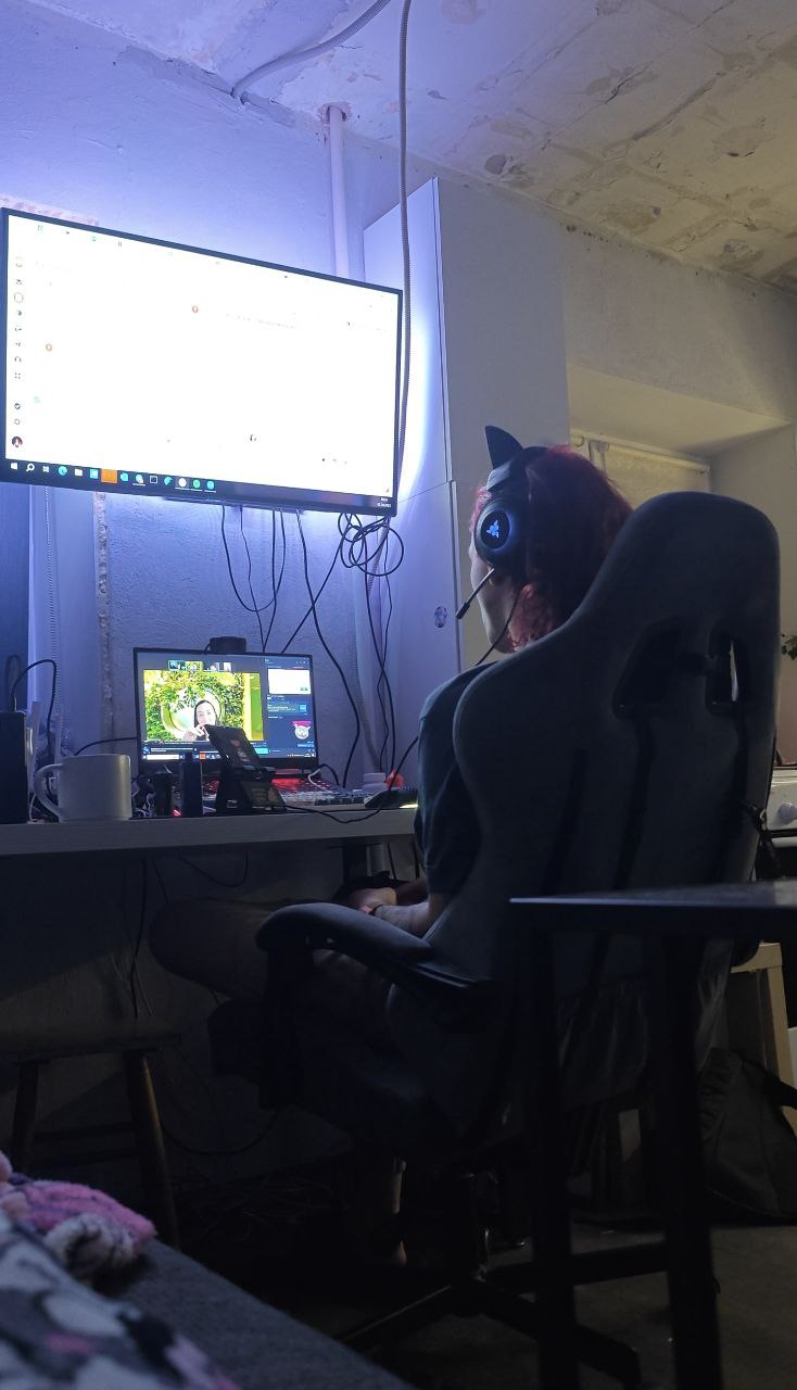 Муд этой недели примерно такой 🖥
У меня чет посыпалось прям много задач помимо моих основных, я вон первый раз в жизни маркировала рекламу еридами всякими, запускала еë, и щас ещё один такой же цикл п... | Сетка — социальная сеть от hh.ru